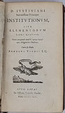 [Code Justinien] VINNII Arnoldi [VILNIUS Arnold] "D. Iustiniani, Sacratissimi Principis, Institutionum, Sive Elementorum, Libri Quatuor, Notis perpetuis multo, quam hucusque diligentius illustrati"